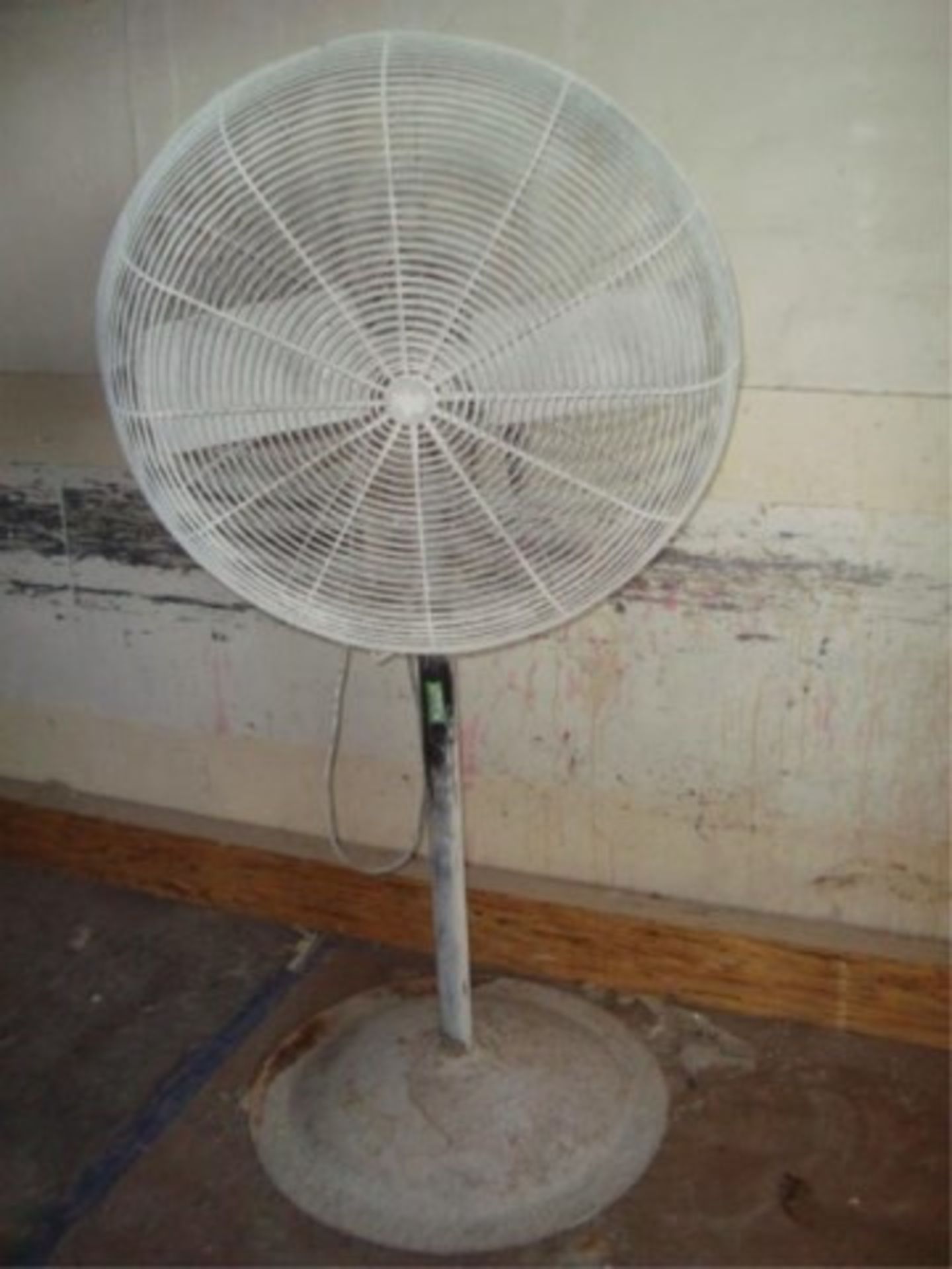 30" in. Industrial Pedestal Fans - Image 3 of 5