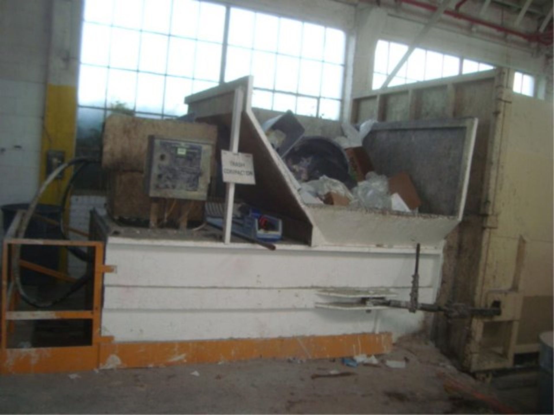 Industrial Side Load Trash Compactor - Image 2 of 8