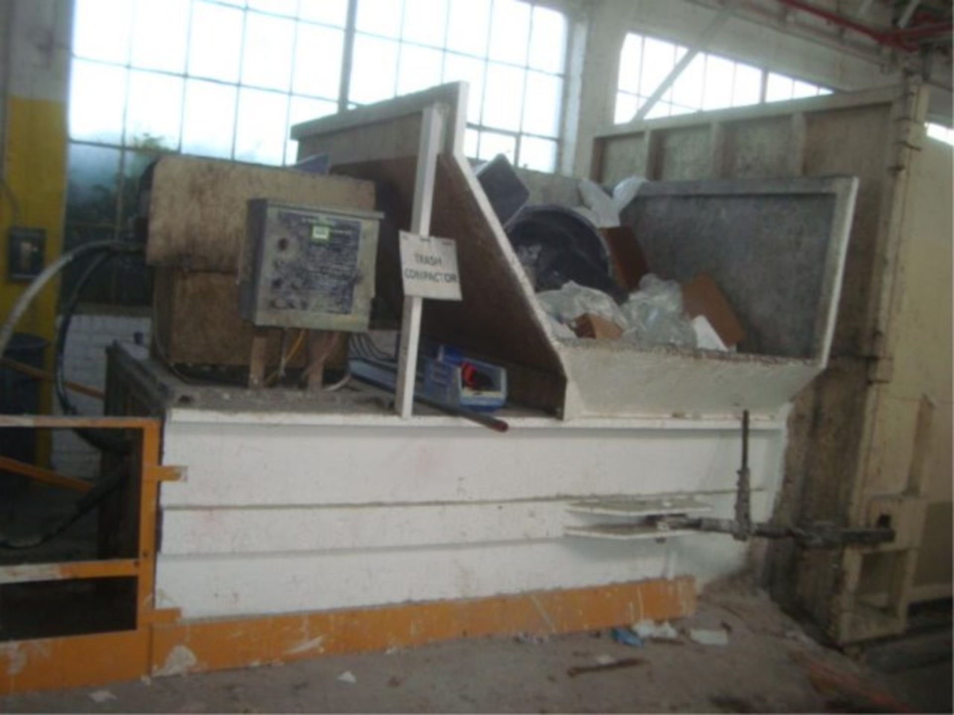 Industrial Side Load Trash Compactor - Image 8 of 8