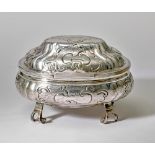 SILVER OVAL CAVIAR BOWL WITH A LID ON ROUNDED LEGS WITH A ROCAILLE DECOR. [...]