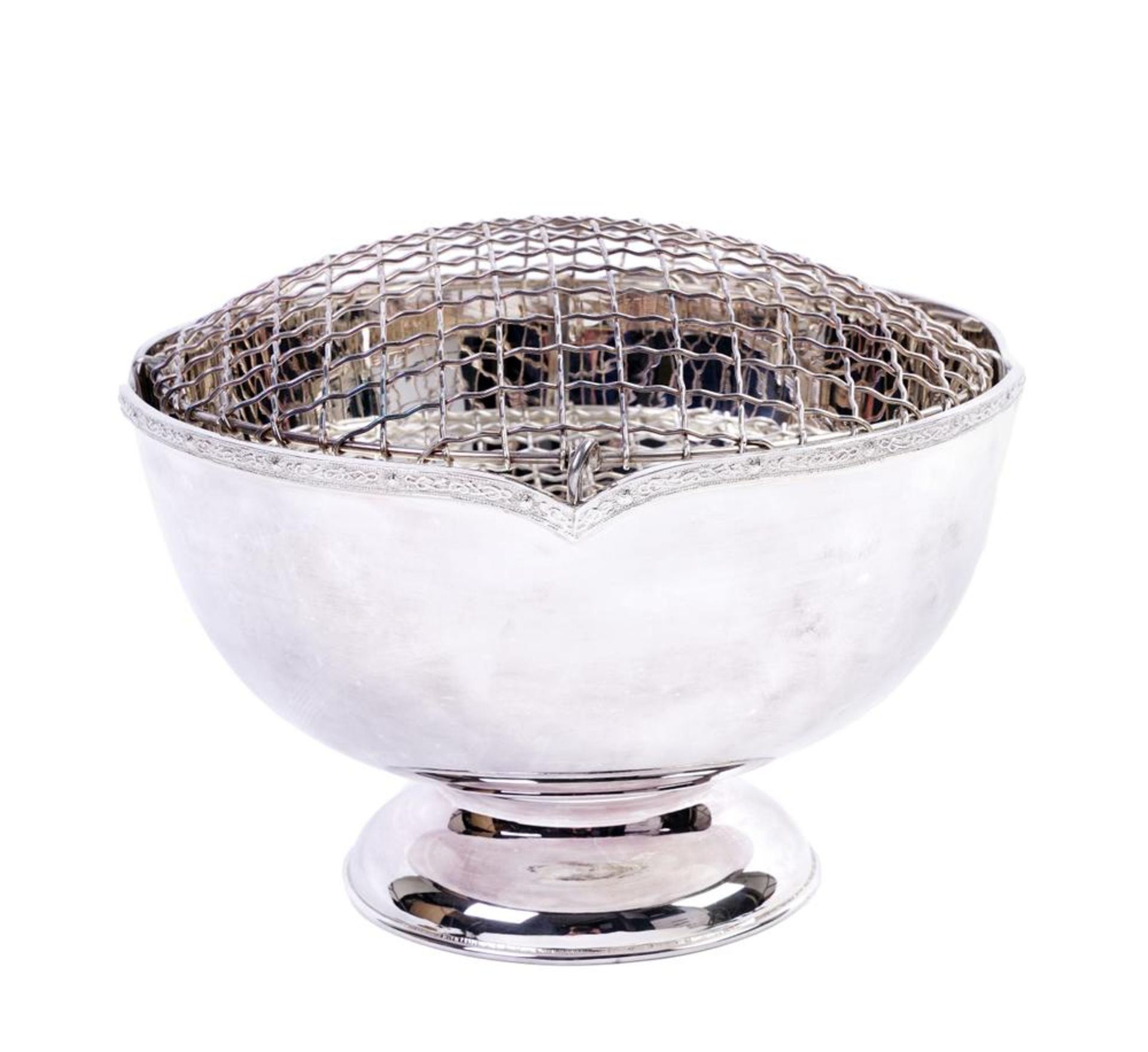 A SILVER-PLATED ROSE BOWL WITH METAL FLOWER SUPPORT, MAPPIN & WEBB - D: 20,5 cm, H: [...]