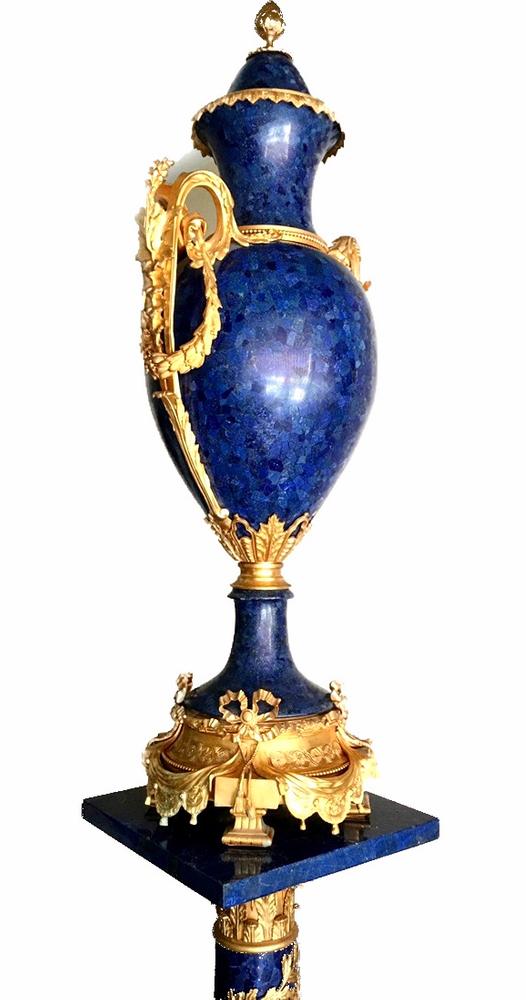 PAIR OF MAJESTIC ROYAL BLUE LAPIS LAZULI PEDESTALS AND VASES, EARLY XX CENTURY NEOCLASSICAL - Image 5 of 7