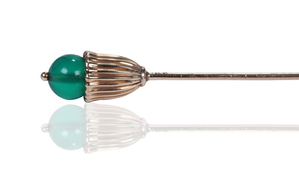 CARTIER NY 14K GOLD AND CHRYSOPRASE TIE / HAT PIN, CIRCA 1950 Gold tie pin set with a chrysoprase - Image 3 of 4