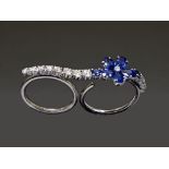 SAPPHIRE AND DIAMOND FLOWER DOUBLE RING White gold double ring set with diamonds and sapphires Total