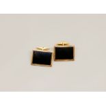 ONYX CUFFLINKS Pair of 14k gold cufflinks with rectangular onyx heads Total weight: 23 gr Dimensions