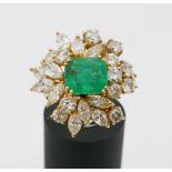 EMERALD AND DIAMOND RING 18k yellow gold ring set with one emerald weighing approximately 4ct and