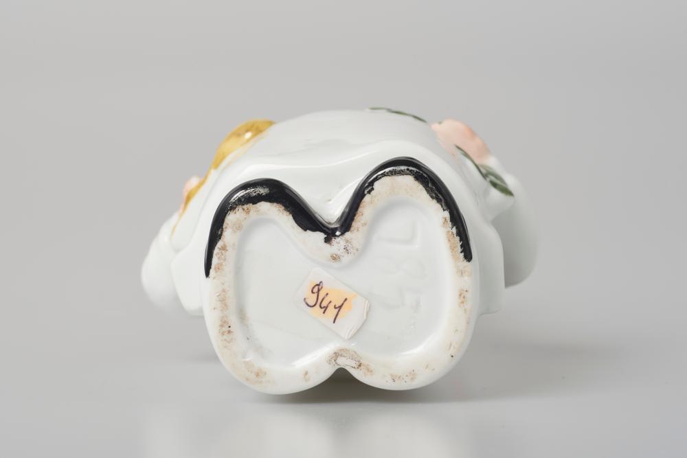 CERAMIC PIG FIGURINE Ceramic with glaze In the shape of a pig dressed as a cook, holding a cooking - Image 3 of 3