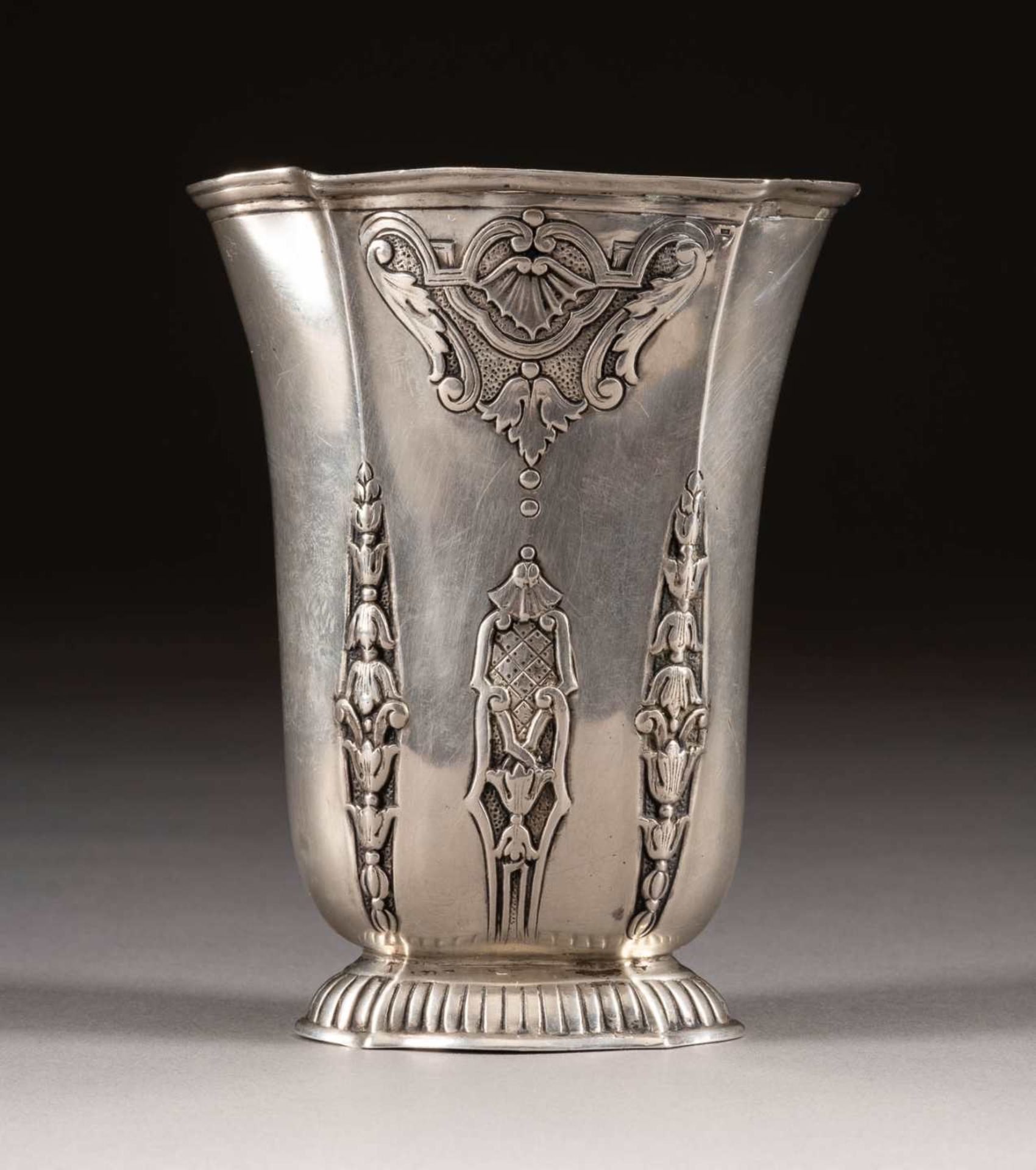 KLEINE VASE Hanau, J. Kurz & Co, um 1900 Silber. H. 11 cm, 159 g. Pu