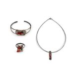 SCHMUCK-SET MIT KORALLE 3-tlg. Silber. Alle Stücke gest. 925. Armreif ca. 6,7 x