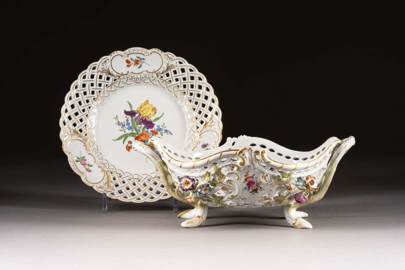 DURCHBRUCHSCHALE UND TELLER 'BLUMENMALEREI' Deutsch, Meissen, 1910 und 1983 <br - Image 2 of 2