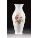 GROSSE VASE MIT BLUMENMALEREI Deutsch, KPM Berlin, 2. Hälfte 20. Jh. <br