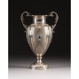 DEKORATIVE VASE MIT CABOCHONS Italien, zw. 1944-1968 Silber, smaragd