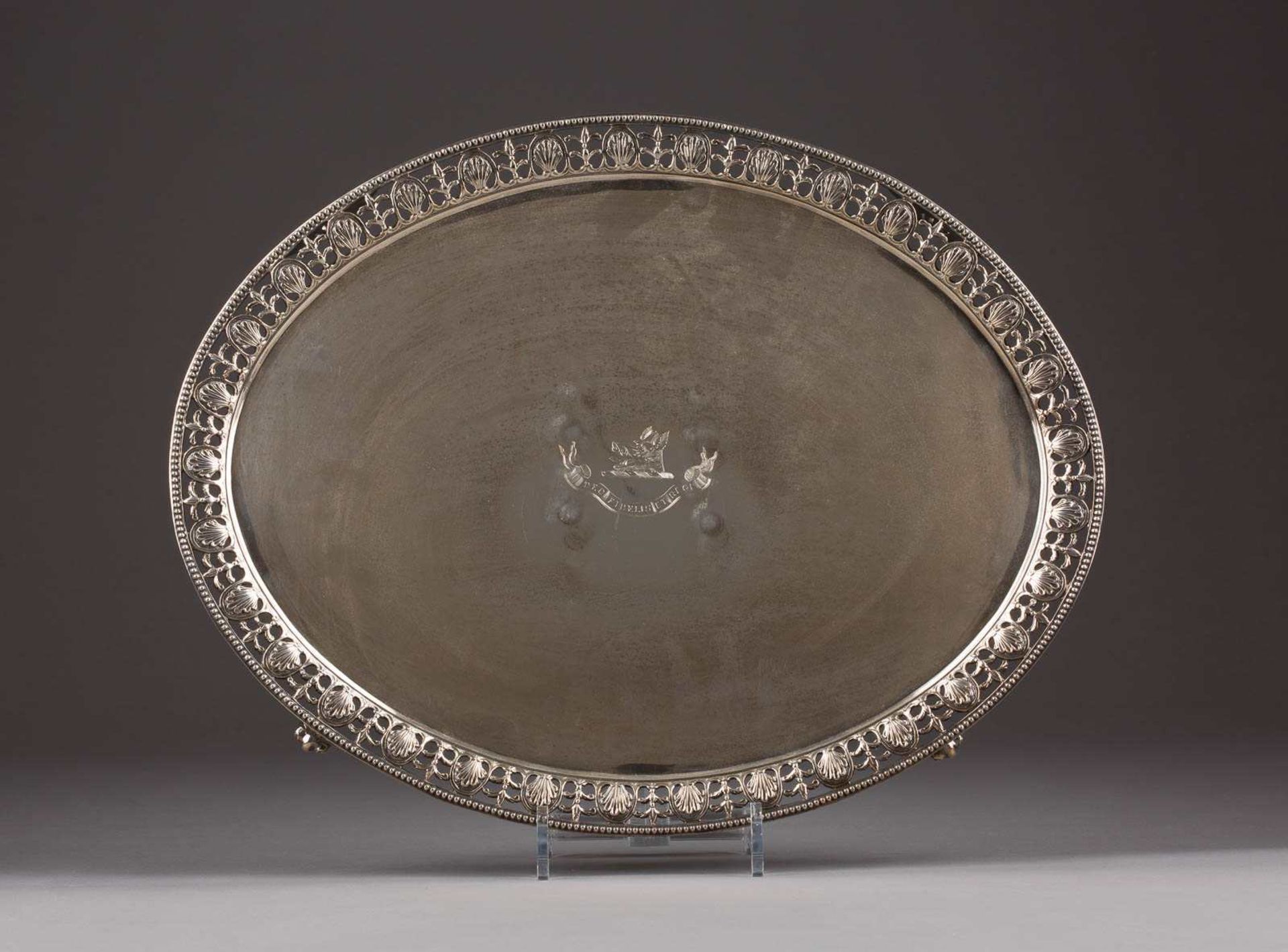 MASSIVES GEORG III-FUSSTABLETT England, London, 1786 Silber, getrieb