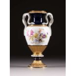 SCHLANGENHENKELVASE 'BLUMENMALEREI' Deutsch, Meissen, vor 1924 Porze