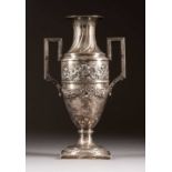 GROSSE HENKELVASE Deutsch, um 1900 Silber. H. 33,2, 834 g. Punziert