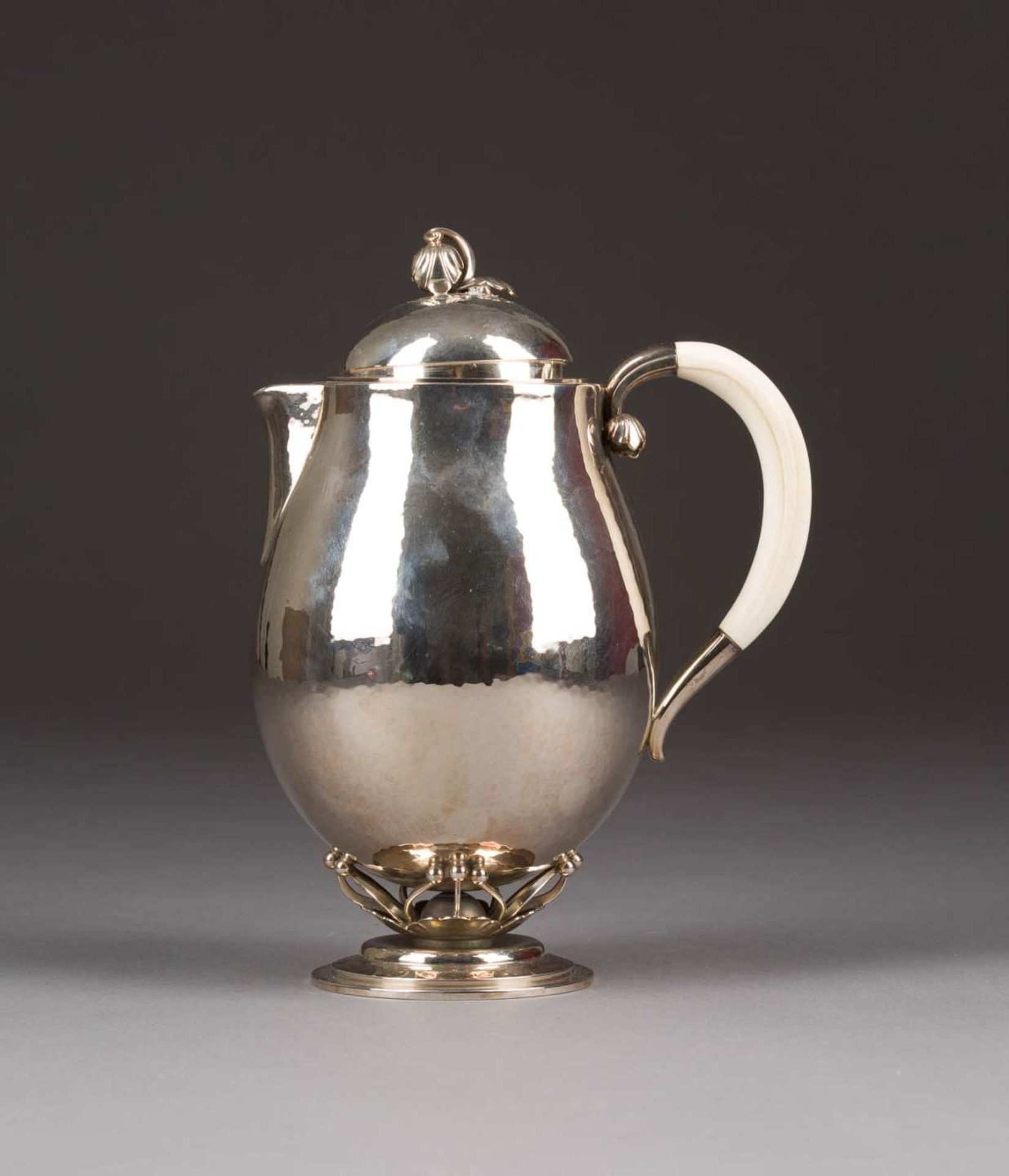 KAFFEEKÄNNCHEN MIT KNOSPENZIER Dänemark, Kopenhagen, Georg Jensen, um 1917 (En