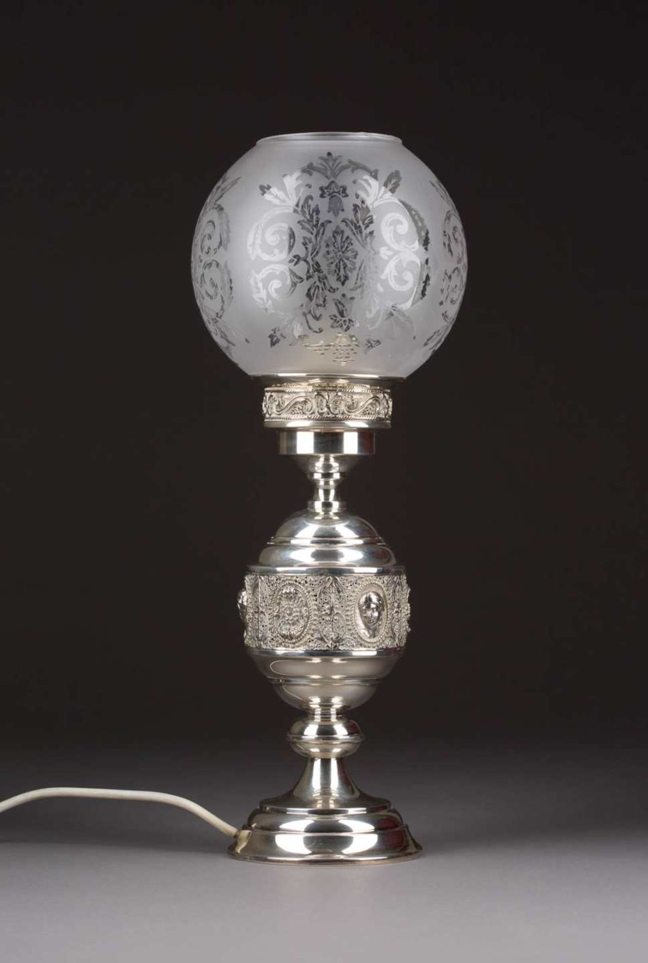 DEKORATIVE LAMPE MIT GLASAUFSATZ Spanien, Barcelona, Silver Gena Manufacturas de