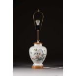 LAMPE MIT KAKIEMON-DEKOR Deutsch, Meissen, 20. Jh. Porzellan, polych