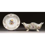 DURCHBRUCHSCHALE UND TELLER 'BLUMENMALEREI' Deutsch, Meissen, 1910 und 1983 <br