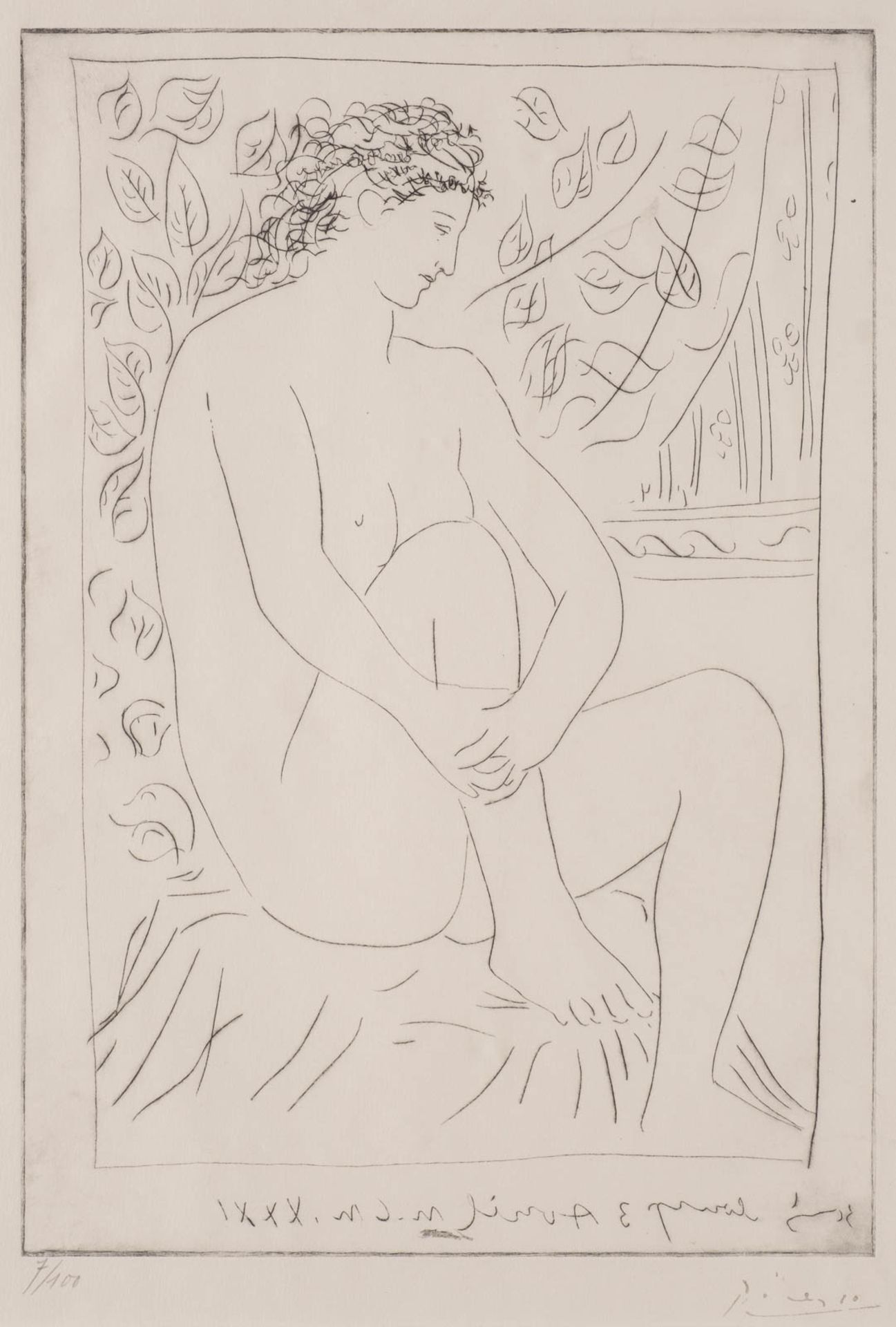 FEMME NUE ASSISE DEVANT UN RIDEAU