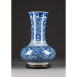 BAUCHIGE VASE MIT FLORALDEKOR