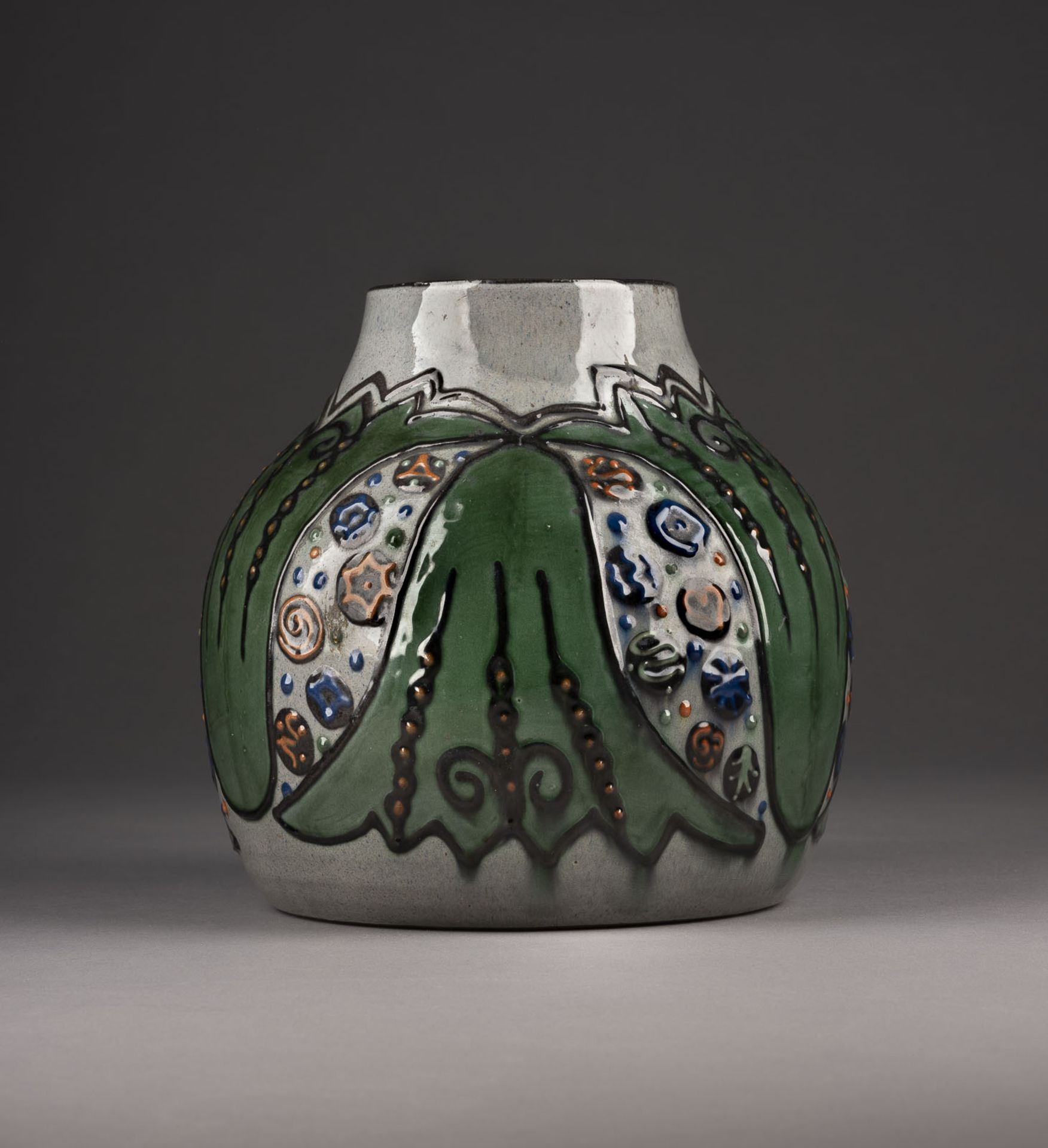 JUGENDSTIL-VASE MIT FLORALEM DEKOR