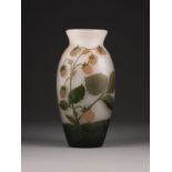 JUGENDSTIL-VASE MIT ERDBEEREN