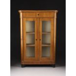 BIEDERMEIER-VITRINENSCHRANK