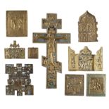 ZWEI KRUZIFIXE, ZWEI TRIPTYCHA UND FÜNF BRONZEIKONEN UND FRAGMENTE MIT FESTTAGEN DER ORTHODOXEN KIRC