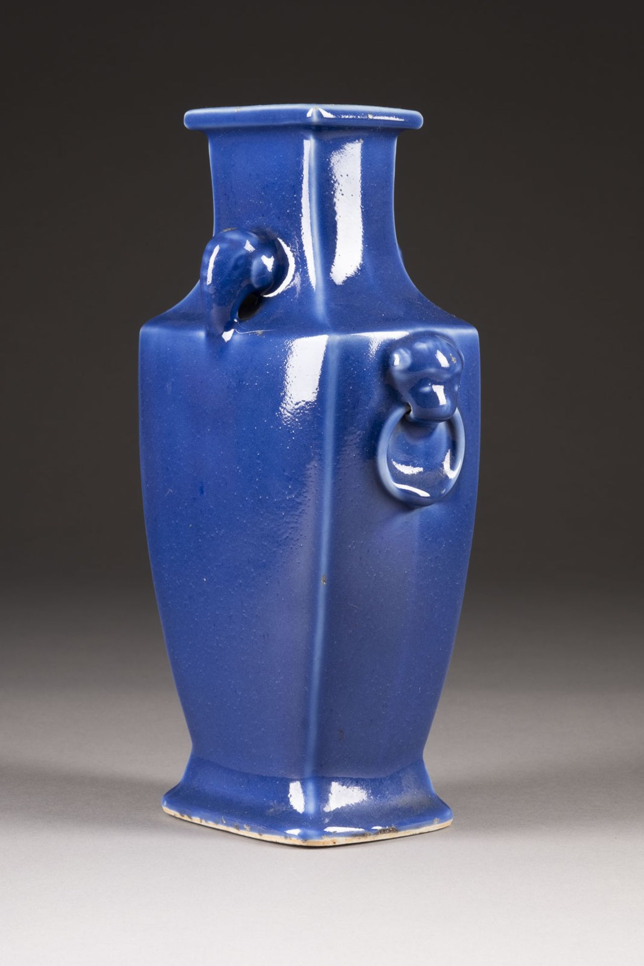 A BLUE-GLAZED HANDLED VASE - Bild 2 aus 3