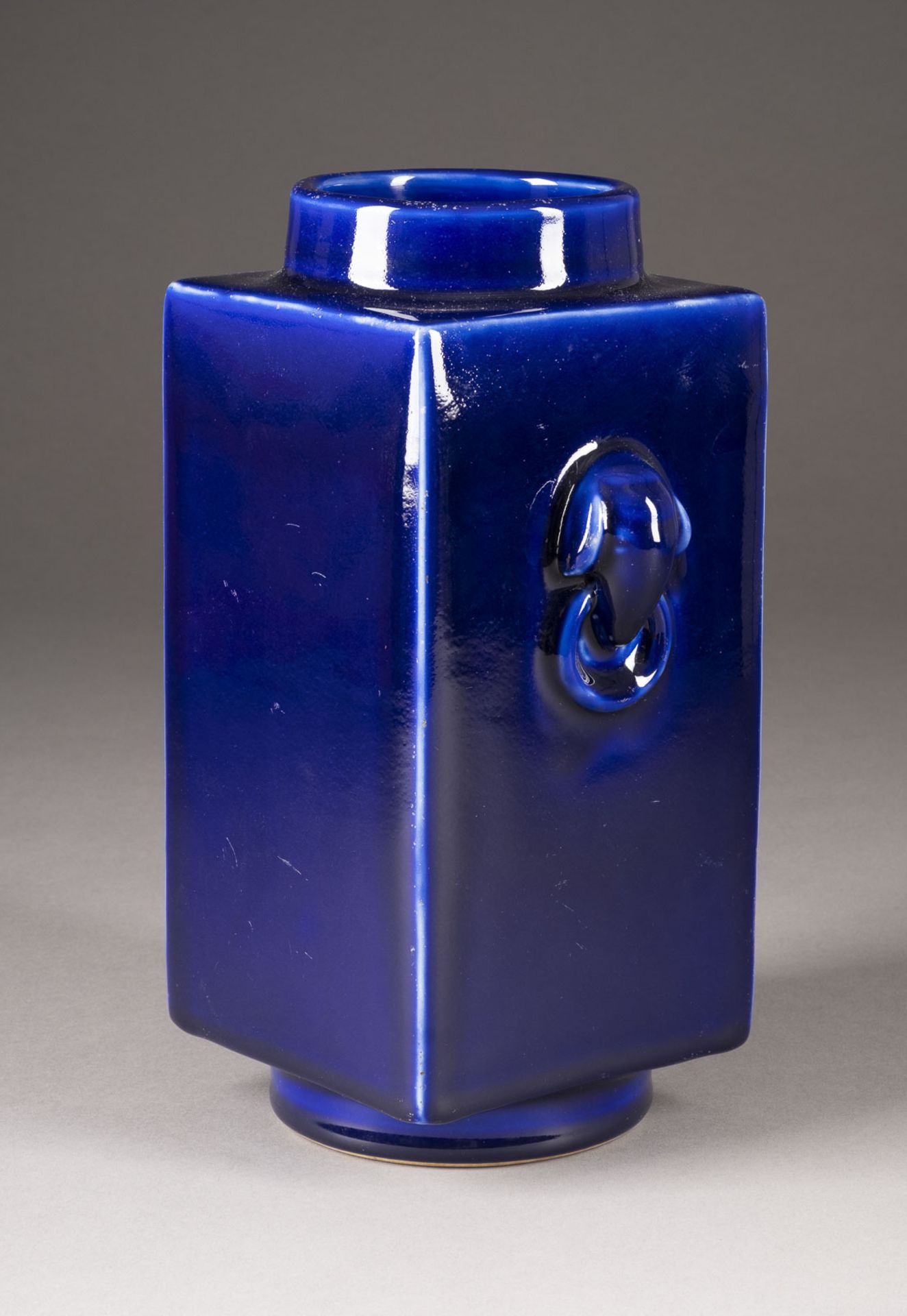 A BLUE-GLAZED HANDLED CONG VASE - Bild 2 aus 3
