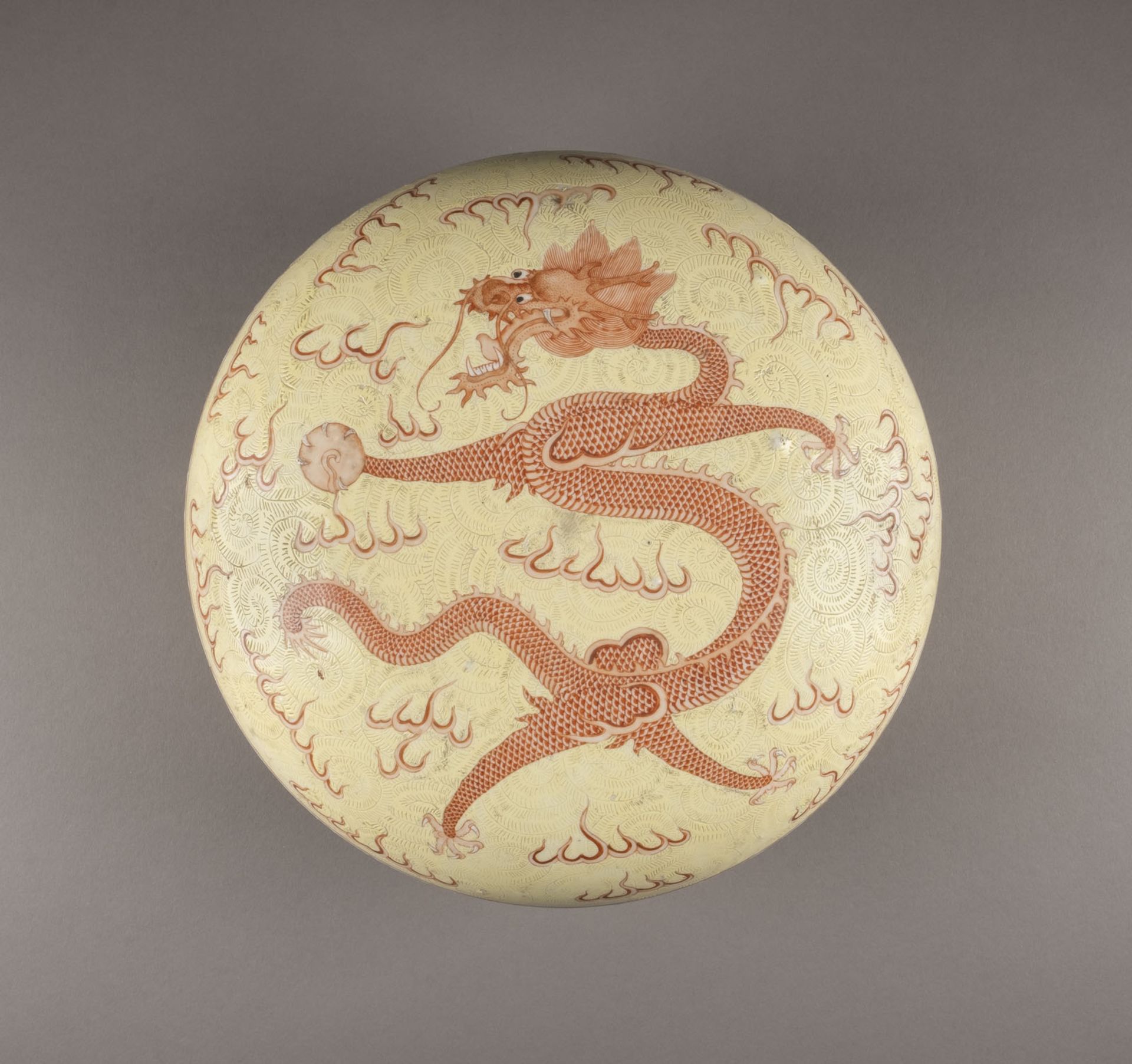 A YELLOW-GROUND 'DRAGON' BOX AND LID - Image 2 of 3