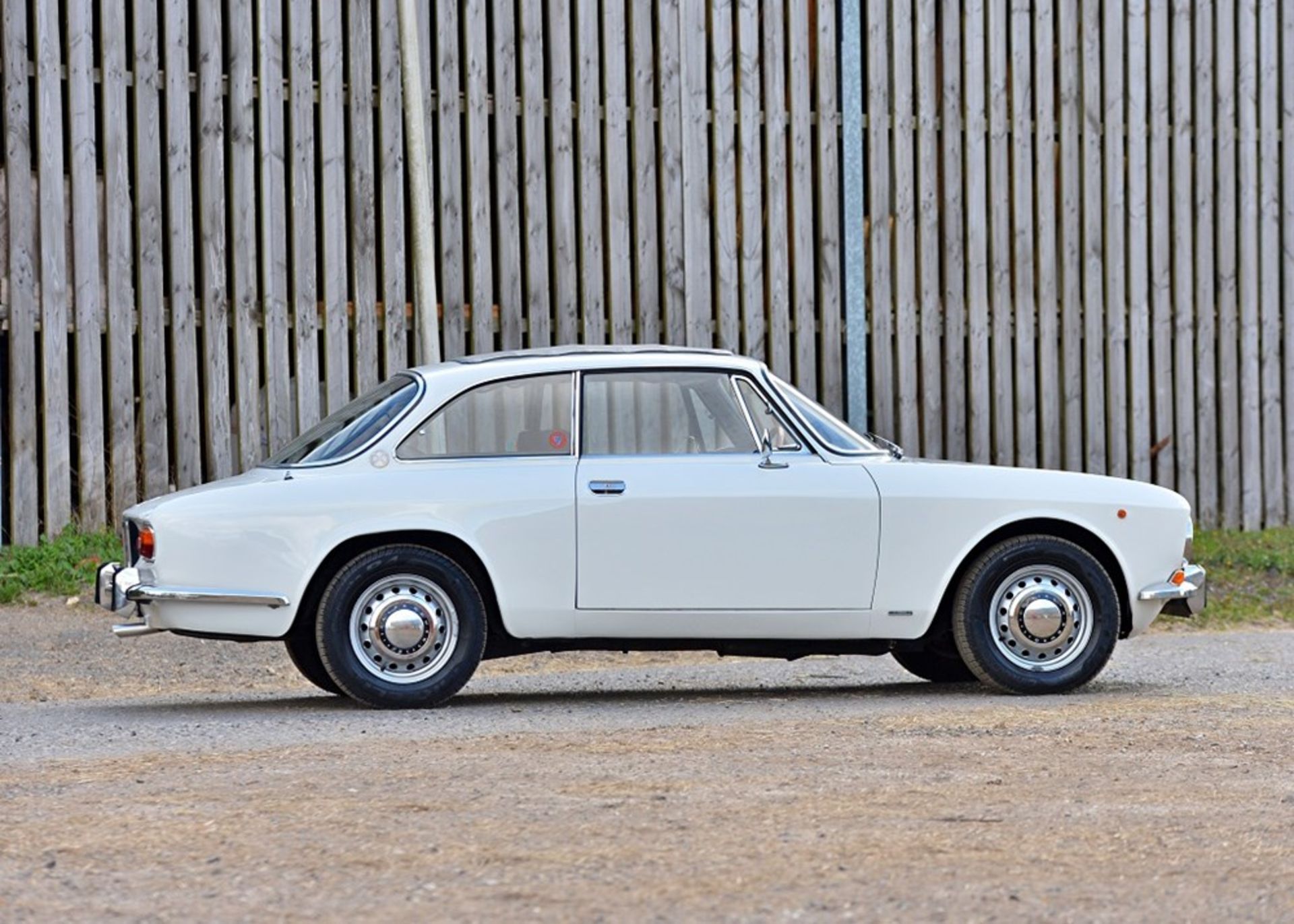 1970 Alfa Romeo 1750 GT Veloce - Image 2 of 9