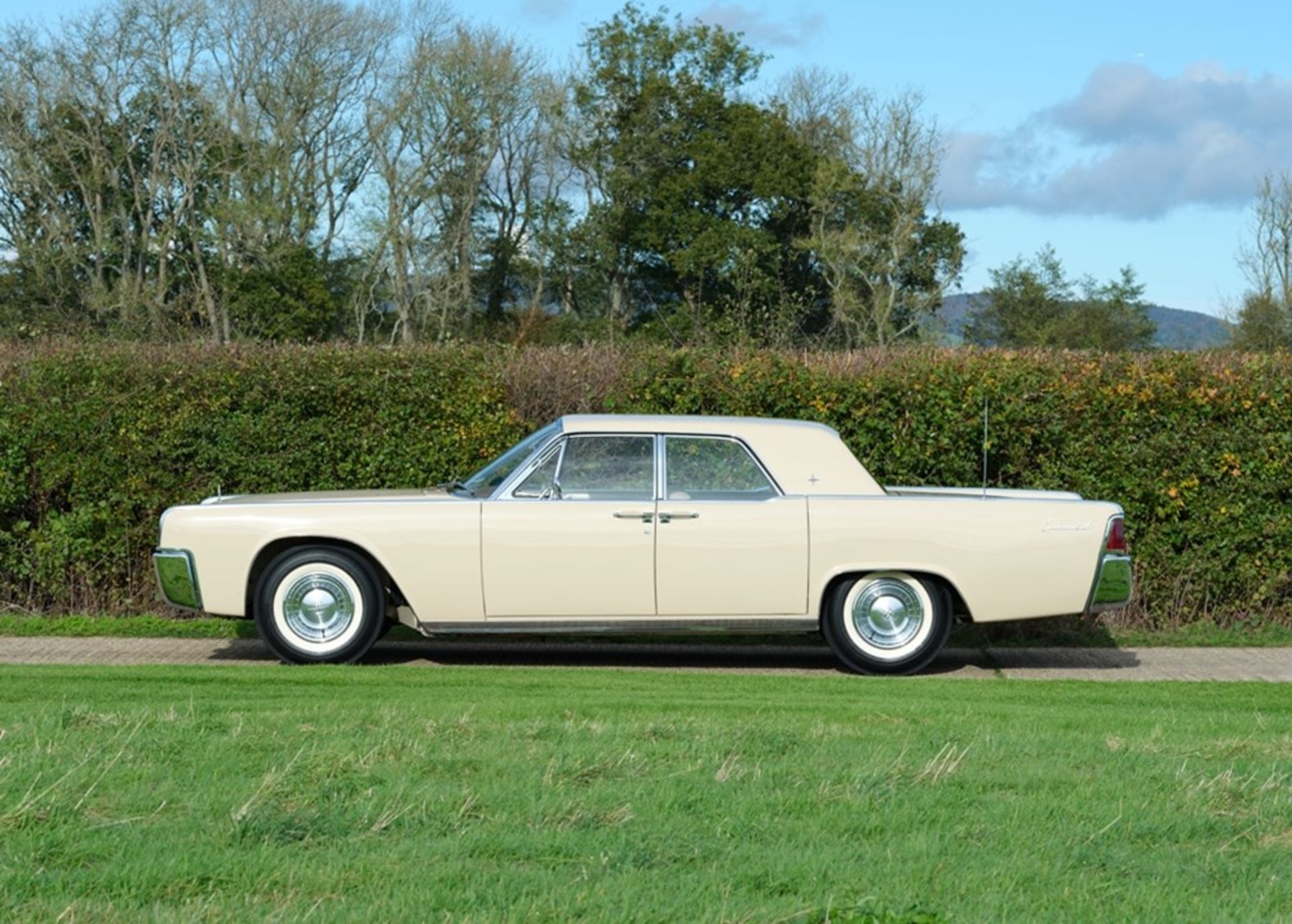 1961 Lincoln Continental - Image 2 of 9