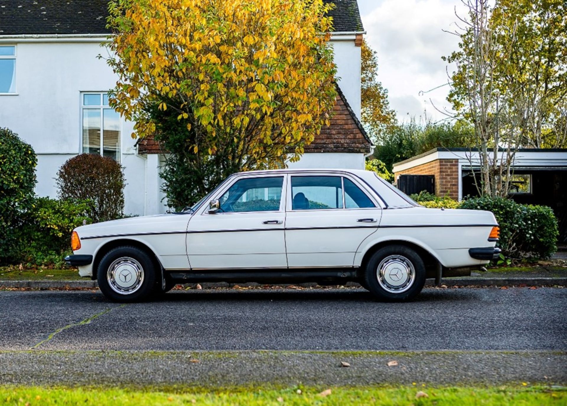 1984 Mercedes-Benz 230 E - Image 2 of 8