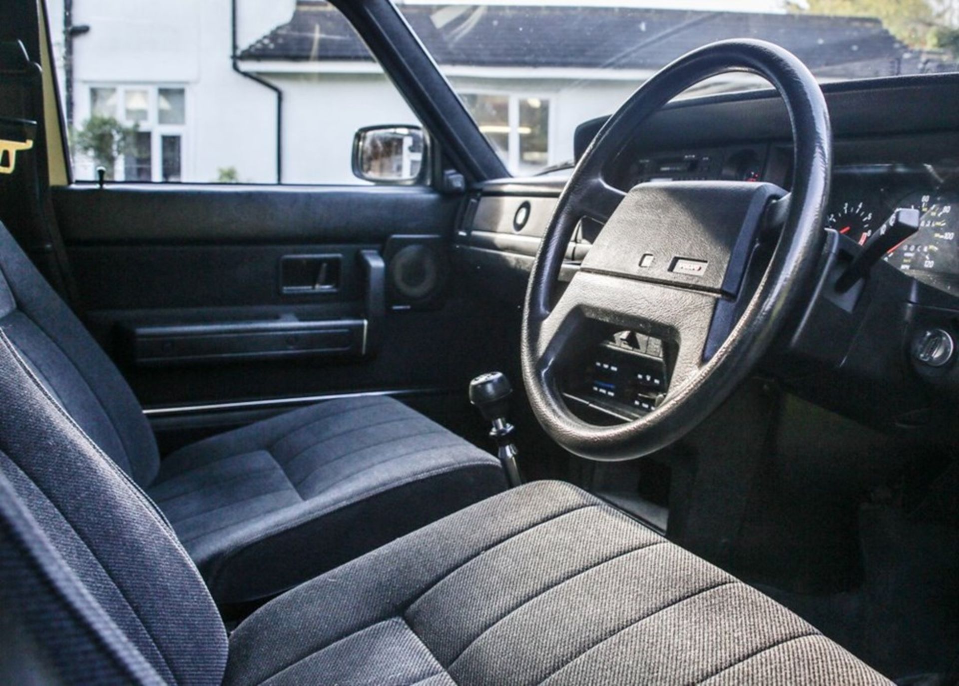 1990 Volvo 240GL Saloon - Image 5 of 9