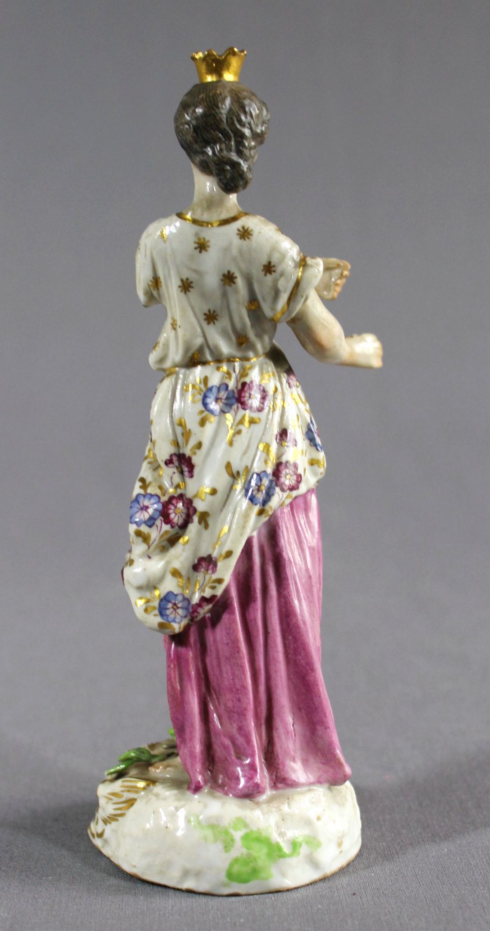 1 Figur Steingut auf naturalistisch gestaltetem Rundsockel „junges Mädchen mit Krone“, farbig bemalt - Image 4 of 4