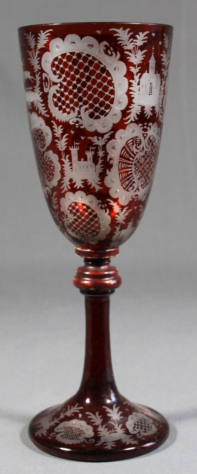 1 großes Pokalglas, mundgeblasen, ausgeschliffener Abriss, rubinrot lasiert und dekorativ - Image 2 of 6