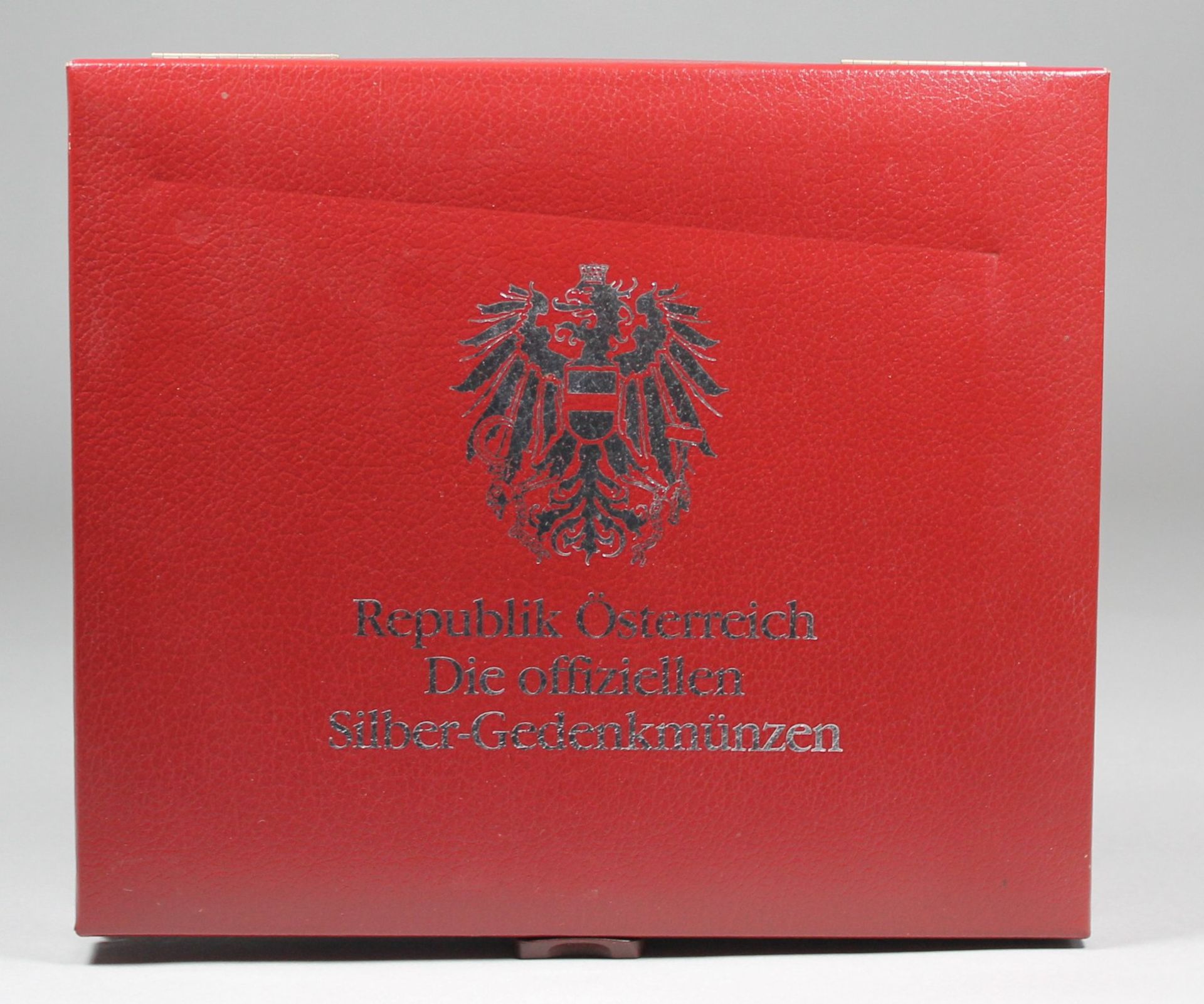 1 kompletter Münzsatz (63 Stück) in original Kasten "Republik Österreich, Die offiziellen Silber-
