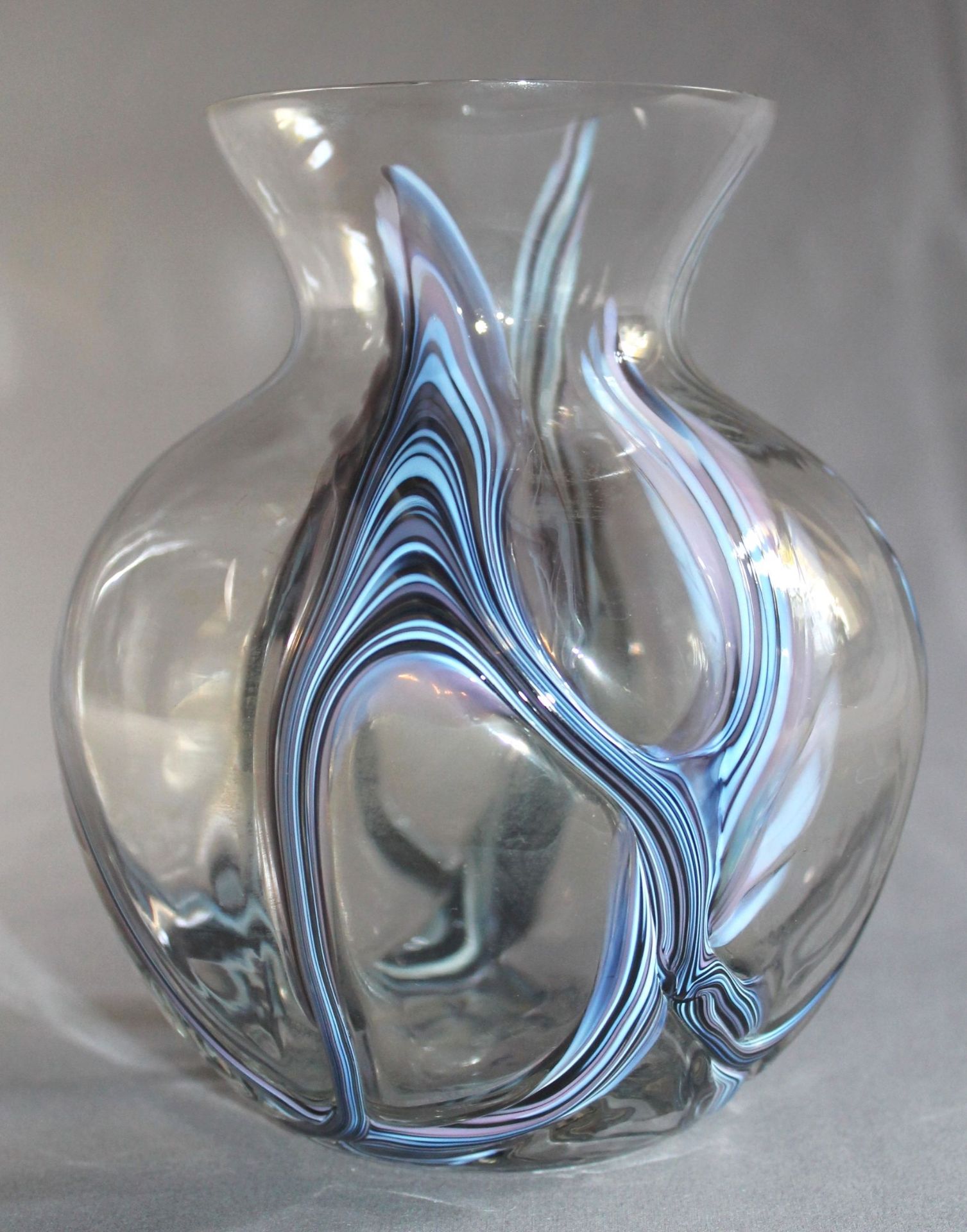 2 Vasen; 1 Vase, farbloses Glas mit bunten vertikalen Fadeneinschmelzungen, bauchige Form, H ca.