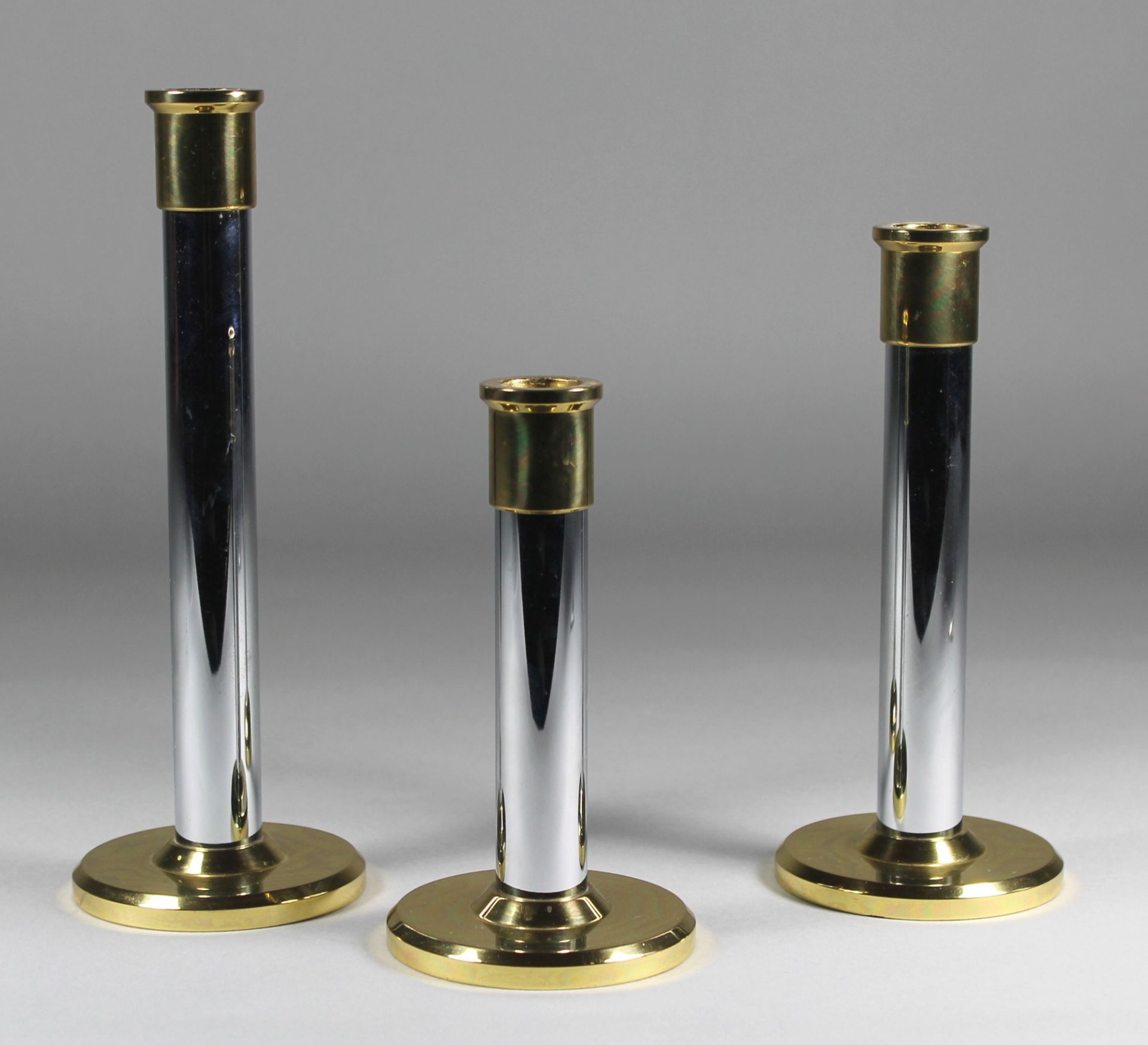 1 Kerzenhalterset bestehend aus 3 verschieden hohen Kerzenhaltern Messing/Metall