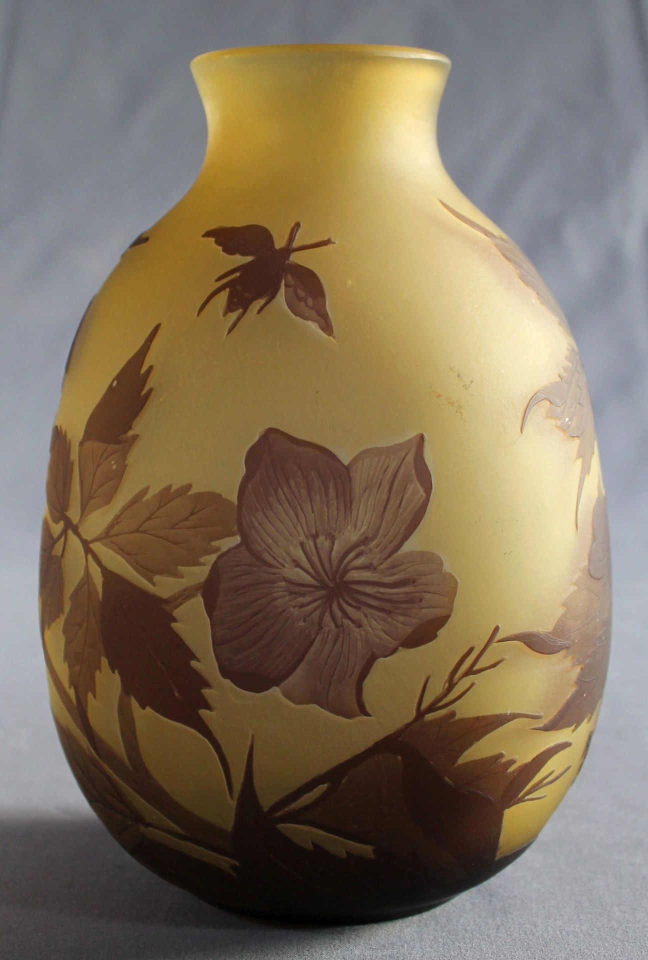 1 Vase Glas, farbig überfangen mit geschnittenem, geätztem und überfangenem Blumen- und - Image 2 of 3