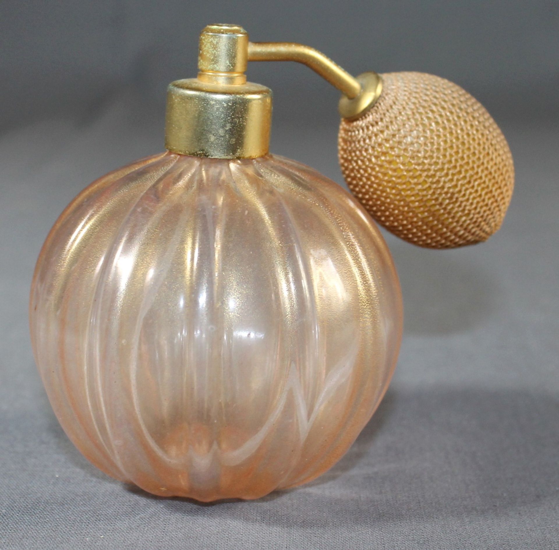 3 Parfumflacons Glas, Kugelform, gerippte Wandungen, rosa und farbloses Glas mit Goldfluss, H