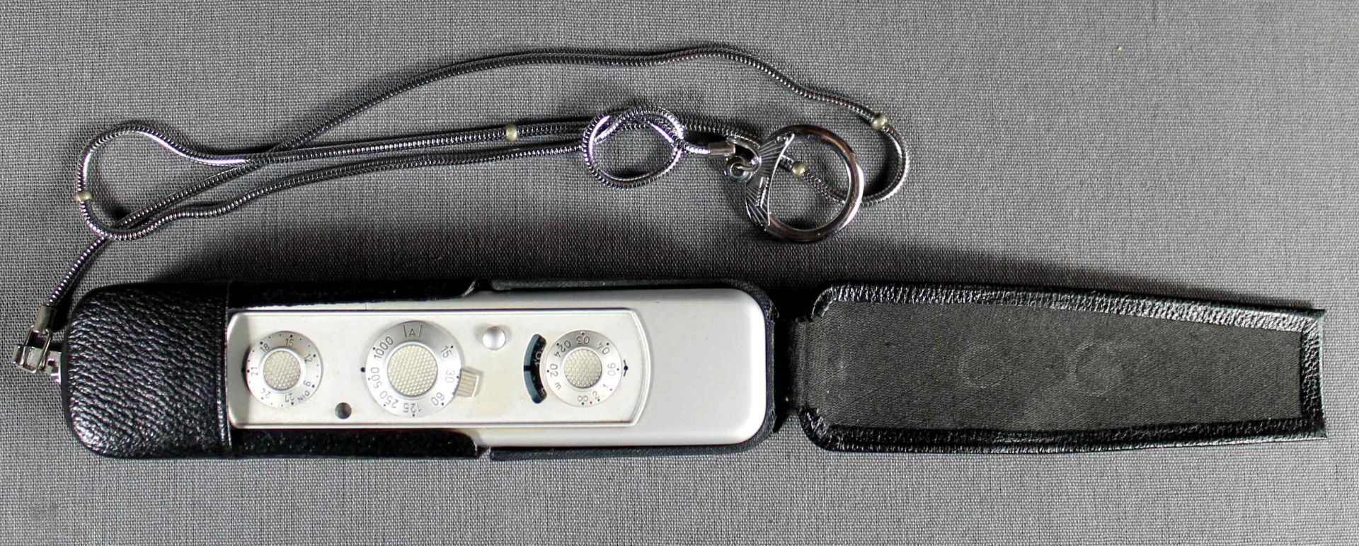 1 Minox-Kleinbildkamera in schwarzer Bereitschaftstasche und Kette, Funktion nicht geprüft