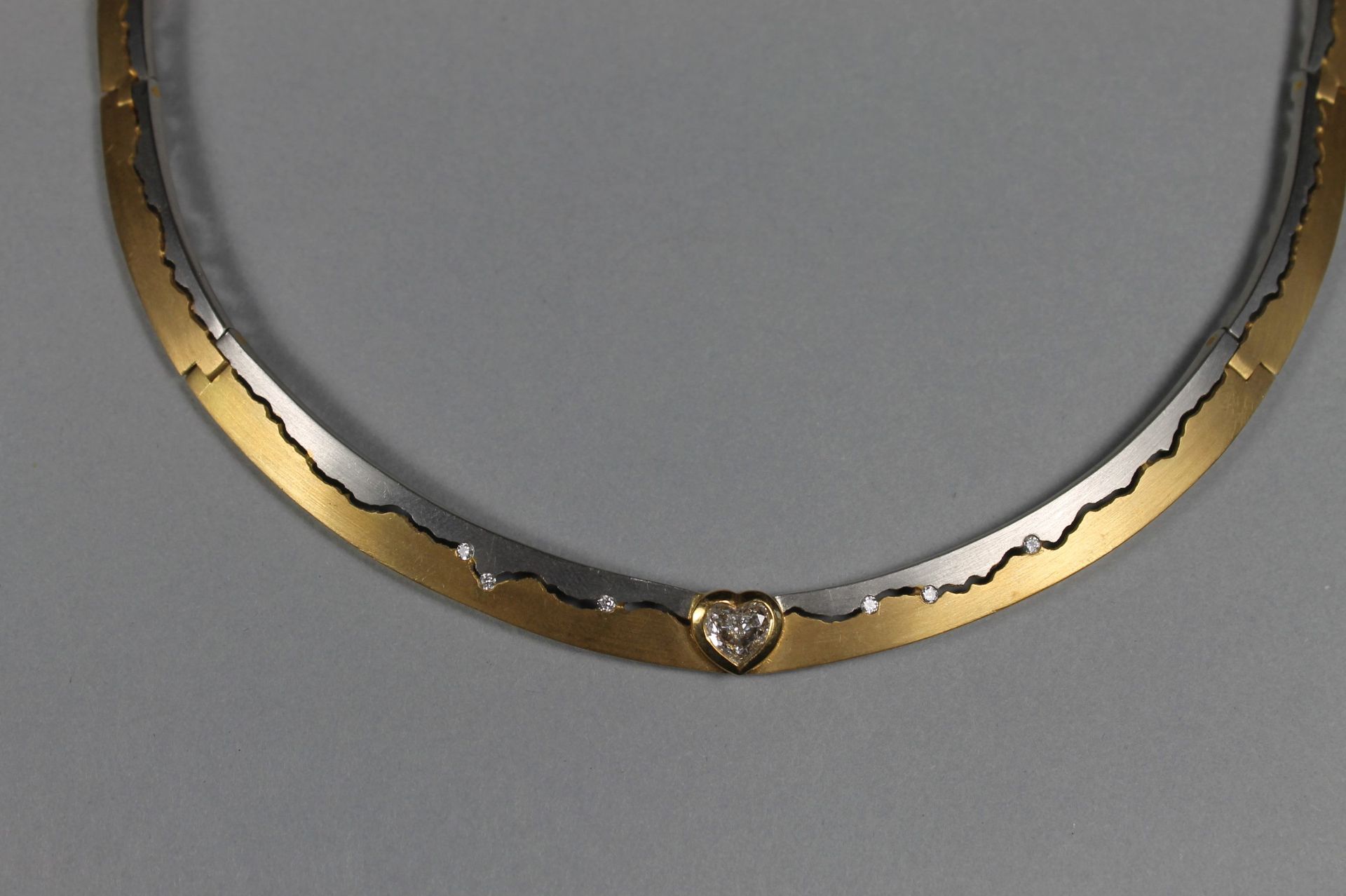 1 Collier 18kt. Gold (750/000), gelb-weiß kombiniert, Schauseitig besetzt mit einem Brillant in - Bild 2 aus 2