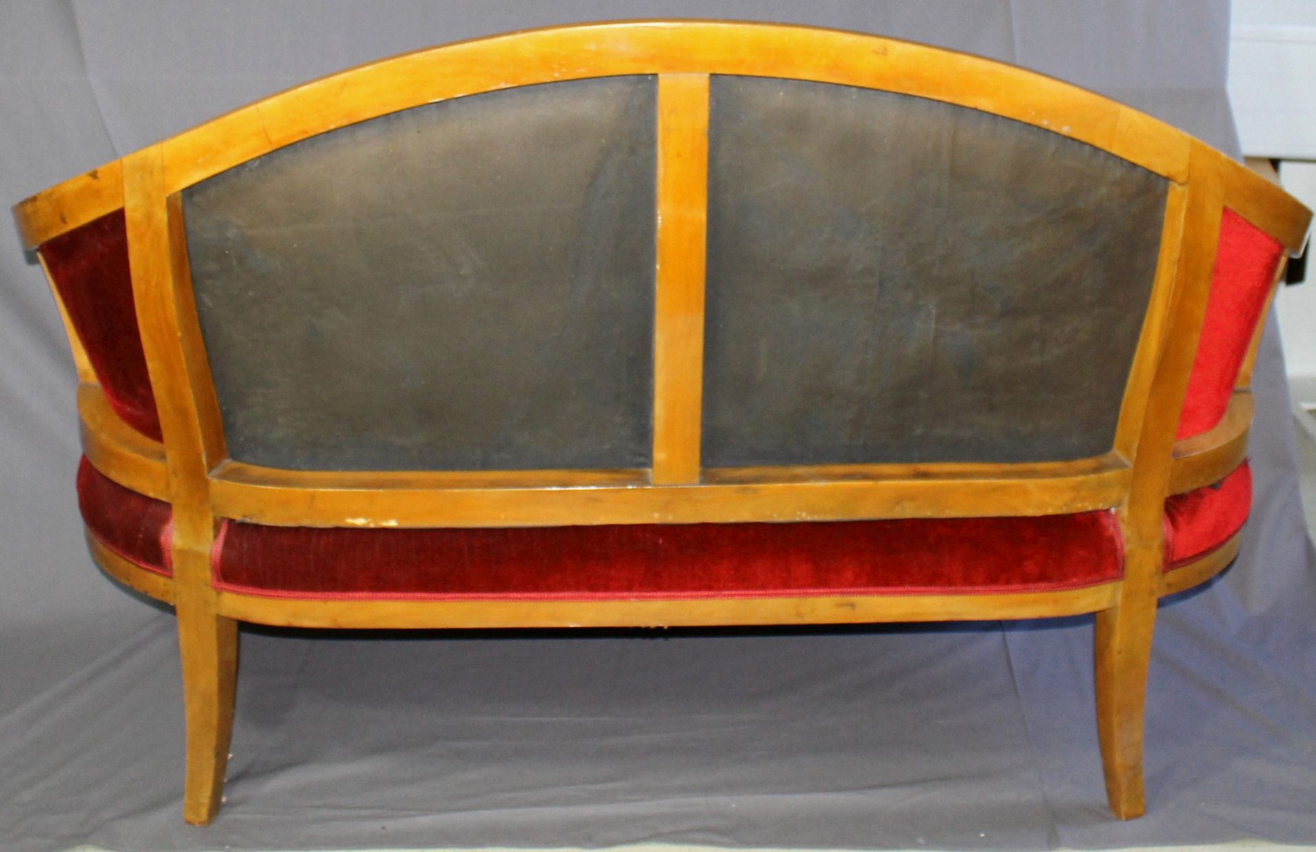 1 kleines Sofa, rot gepolstert, ca. 99 x 158cm x 57cm und 1 kleiner runder Tisch, auf einem - Bild 2 aus 4