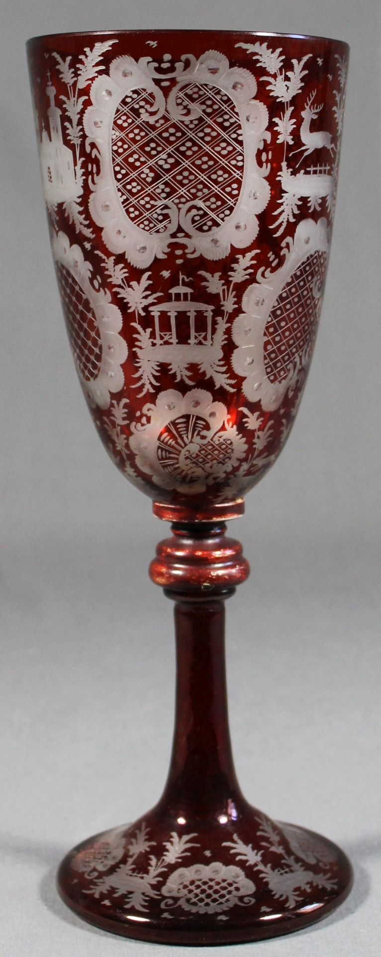 1 großes Pokalglas, mundgeblasen, ausgeschliffener Abriss, rubinrot lasiert und dekorativ