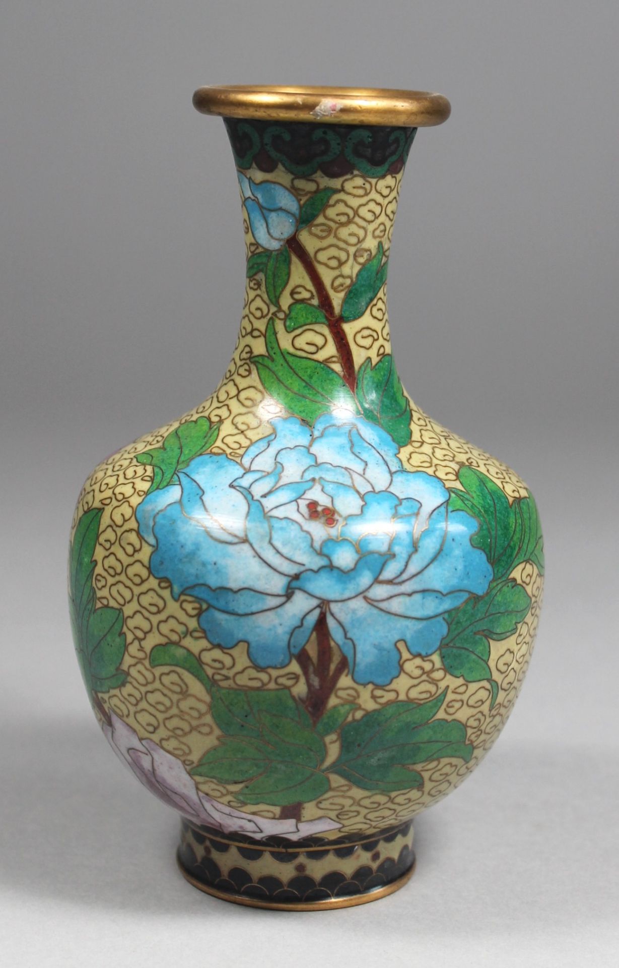 1 kleine Vase Messing mit aufgelegtem Cloisonéedekor, H ca. 17cm, Asien