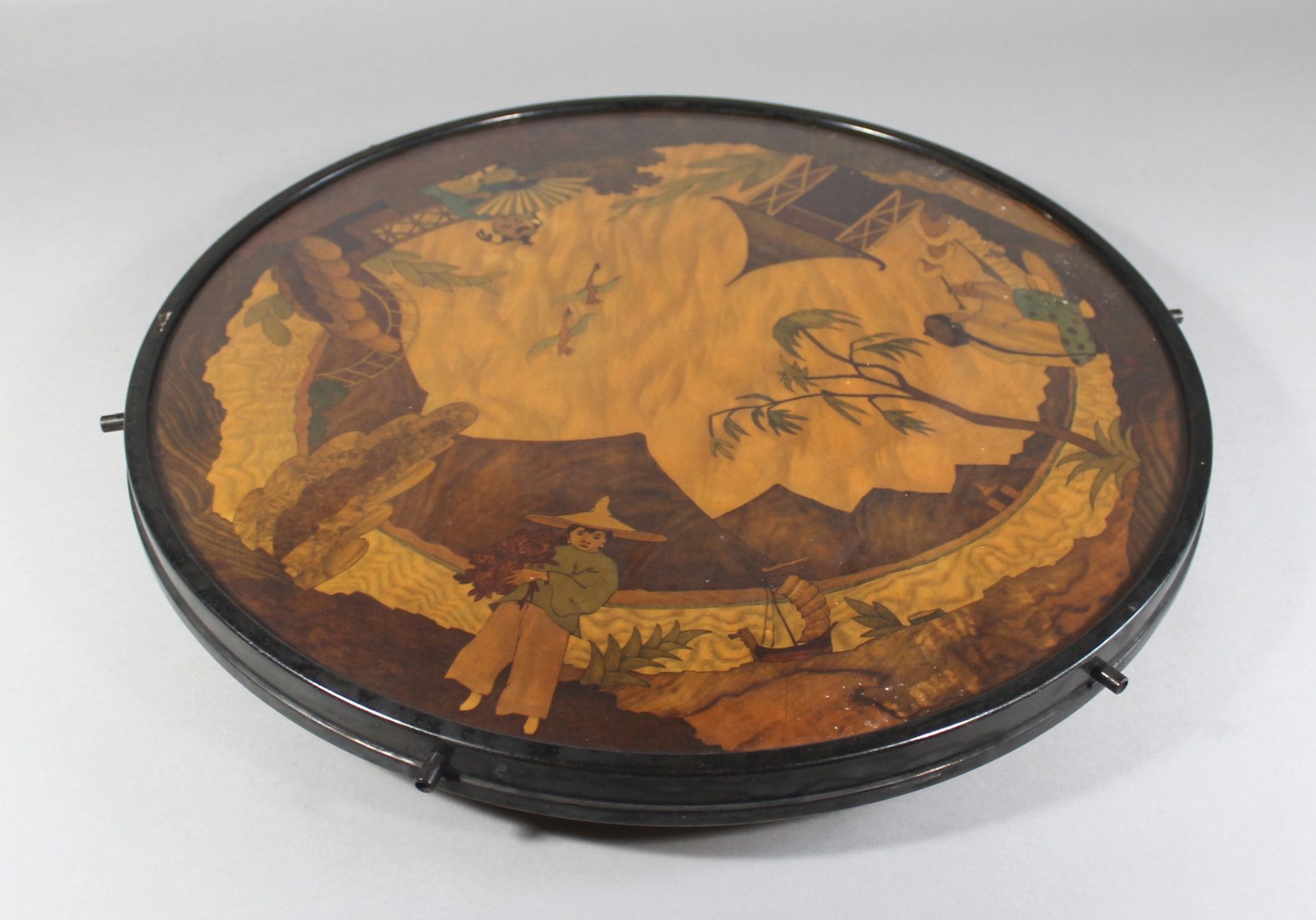 1 große runde Dreh-Platte Holz/Metall, auf Fuß, mit gemalten asiatischen Alltagszenen, hinter - Image 2 of 2