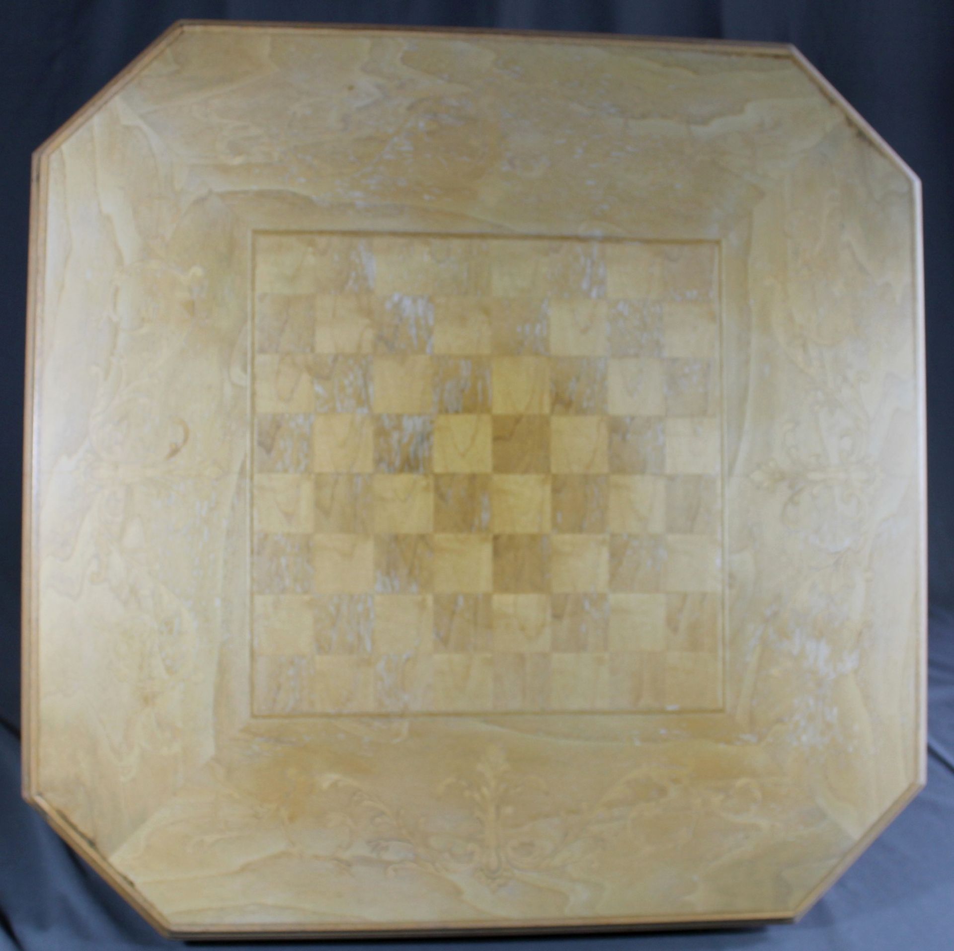 1 kleiner Spieltisch, 8-eckig auf Baluster-Mittelfuß, Platte muss restauriert werden, ca. 63cm x - Bild 2 aus 2